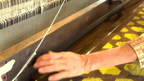 Hands Crafting Yellow Patterns on Loom Vídeo Stock 307178976
