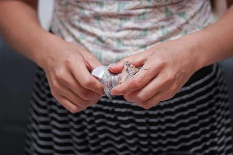 Hands creating a dish using fresh ingredients in a cozy kitchen setting wit.. 스톡 사진