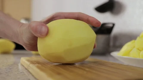 Hands cut potatoes in slices close up 動画素材 127893174
