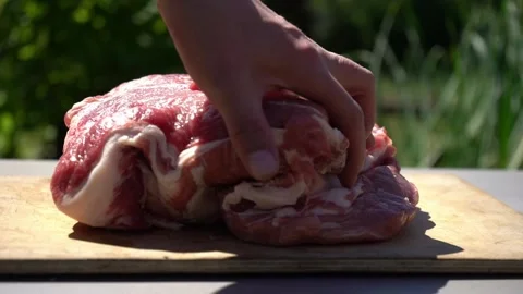 Hands cut raw meat Видео 136423516