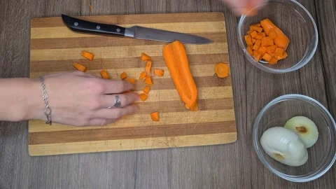 Hands Cutting Carrot 库存影片 170451137