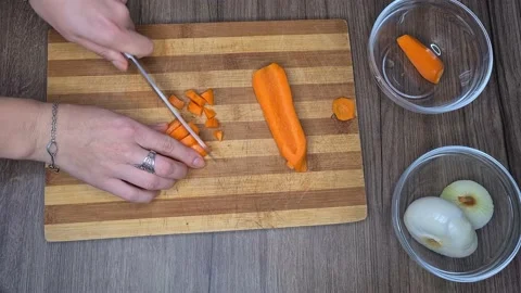 Hands Cutting Carrot Vidéo 170453726