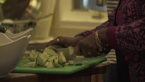 HANDS CUTTING Cucumber 스톡 동영상 102401404