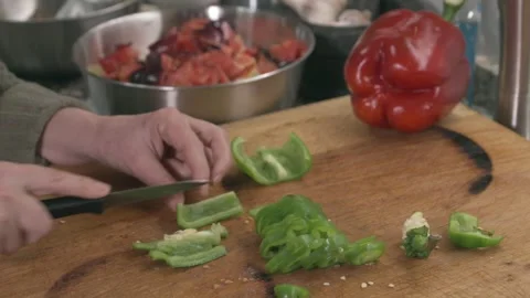 Hands cutting green bell pepper for a meal Video stock 331218560