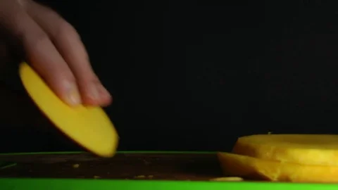 Hands Cutting Mango on black background 库存影片 85032331