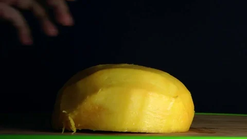 Hands Cutting Mango on black background 库存影片 85036687