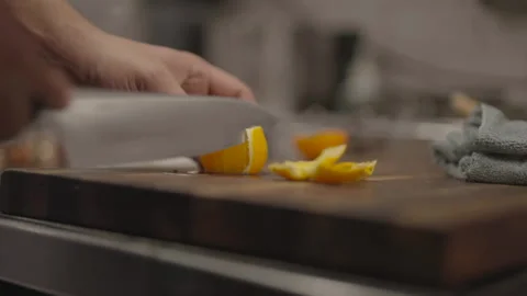 Hands cutting orange peel close-up Vídeos de archivo 335703230
