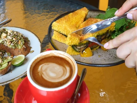 Hands Cutting Sandwich With Knife For Breakfast With Coffee Видео 82187693