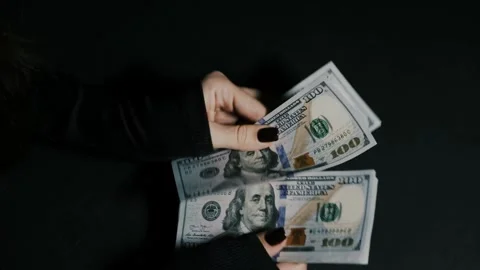 Hands with dark manicure counting a stack of one hundred US dollar bills Vídeos de archivo 335043096