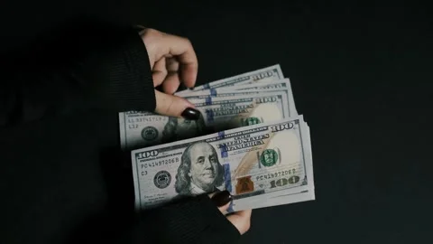 Hands with dark manicure counting a stack of one hundred US dollar bills Vídeos de archivo 335043136