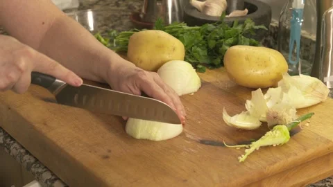 Hands dicing fresh white onion on a wooden cutting board Stock-Footage 331313972