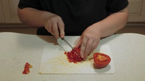 Hands dicing ripe tomato on white cutting board Vídeos de archivo 342362903
