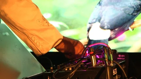 Hands of Dj tweak controls on mixer 스톡 동영상 129195490