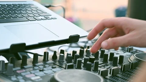 Hands Of Dj Tweak Controls On Record Deck software sound equipment controller Vídeos de archivo 111876192