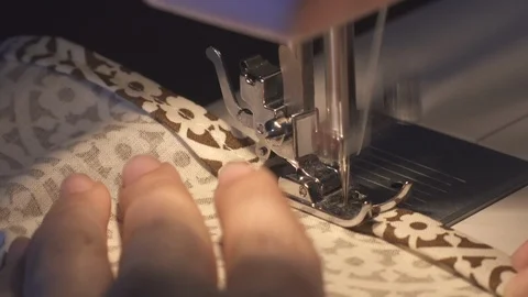 Hands with domestic sewing machine 库存影片 88574485