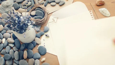 Hands draw a heart on a sheet of paper. Romantic vintage composition. 库存影片 98139993