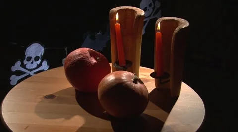 Hands draw the outline of circle plate on halloween pumpkin Video stock 67885025
