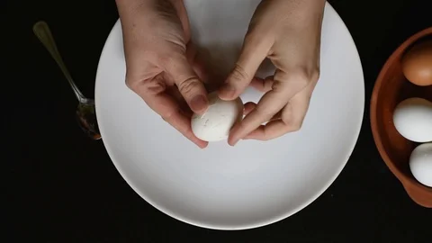 Hands off the egg-shell of chicken eggs at home Stock-Footage 95990607