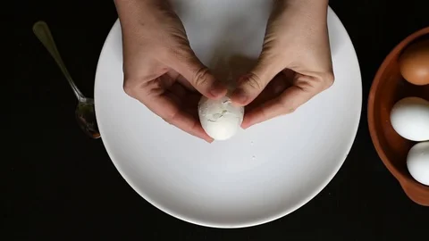 Hands off the egg-shell of chicken eggs at home Stock Footage 95990893