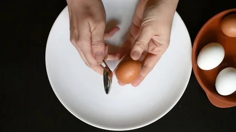 Hands off the egg-shell of chicken eggs at home Stock-Footage 95990903