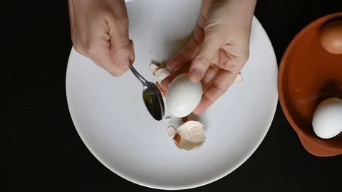 Hands off the egg-shell of chicken eggs at home Stock-Footage 95991008
