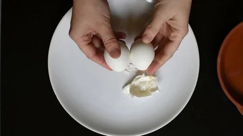 Hands off the egg-shell of chicken eggs at home Stock-Footage 96025319
