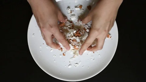 Hands off the egg-shell of chicken eggs at home Stock-Footage 96025341