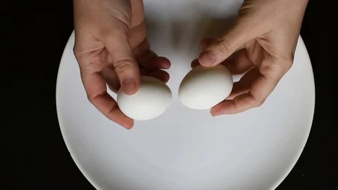 Hands off the egg-shell of chicken eggs at home Stock-Footage 96025392