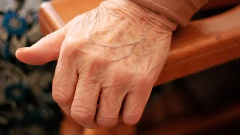 Hands of an elderly woman Stock-Footage 107581429
