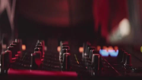 Hands of electronic music artist adjusting professional sound mixer knobs i.. Stock-Footage 337447882
