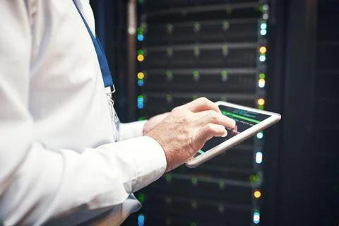 Hands, engineer or code on tablet screen in server room for CPU usage, trac.. Foto stock