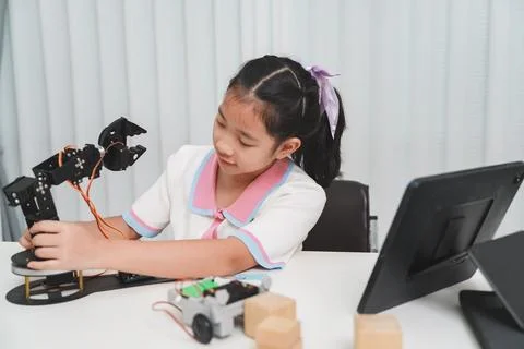 Hands-on engineering A child building a robot for a STEM project. 스톡 사진