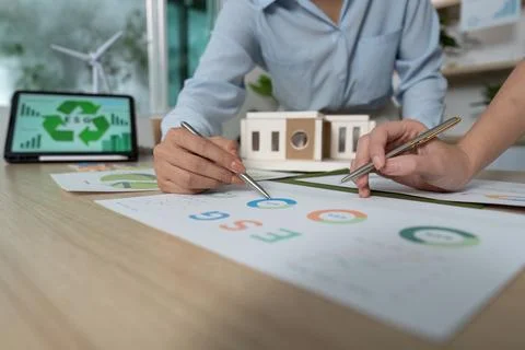 Hands-on ESG Planning Session with Digital Charts Foto stock