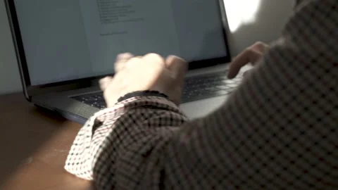 Hands of an executive girl type the computer. 库存影片 145292242