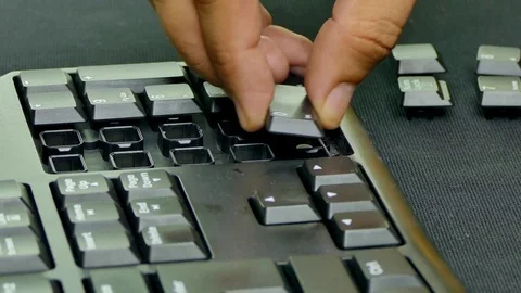 The hands expose the dropped keys of the numeric keypad 库存影片 85077441