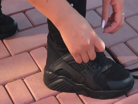 Hands feet sneakers Stock-Footage 80166920