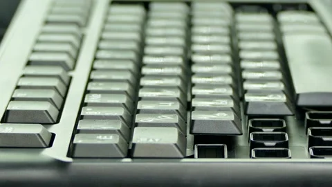 The hands finish assembling the keyboard. Vidéo 95214699