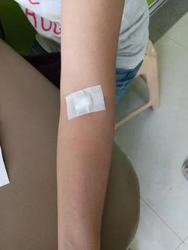 Hands on gauze plaster. Foto stock