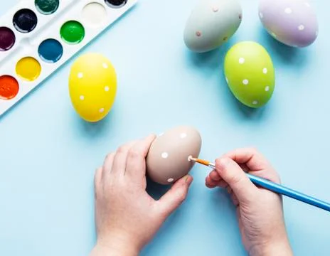 Hands of a girl with a Easter eggs Foto stock