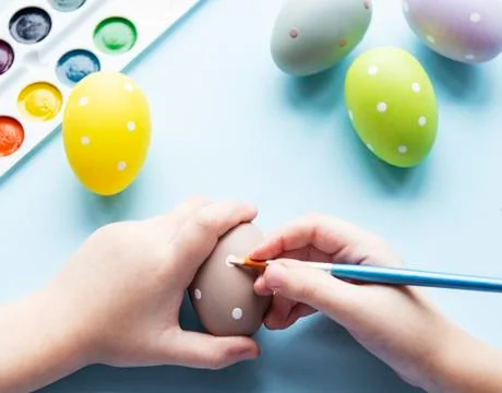 Hands of a girl with a Easter eggs Stock Photos