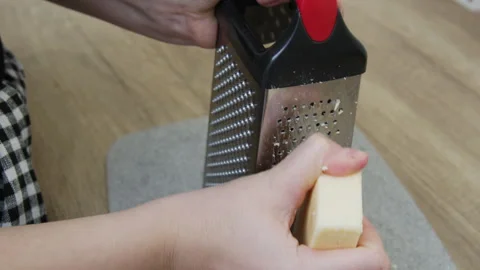 Hands grating cheese. Vidéo 266420105