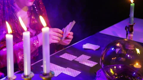 Hands gypsy folding cards on the table. 库存影片 105314067