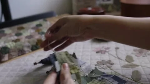 Hands hand sewing a decorative textile patchwork 스톡 동영상 315084848
