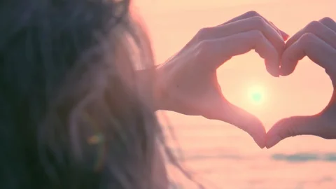 Hands as heart shape with pastel romantic sunset 库存影片 122765670