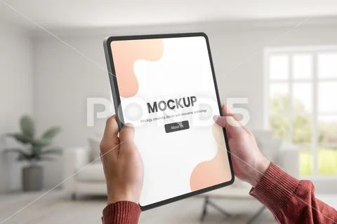 Hands hold a tablet with mockup for app or web page presentation PSD-sjabloon