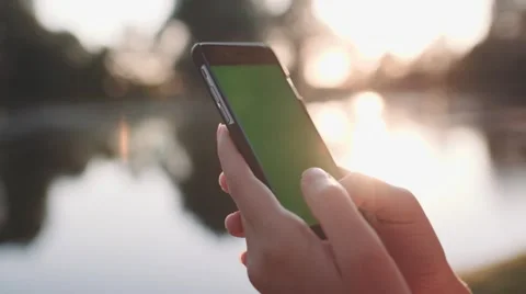 Hands holding and using business smartphone CHROMA KEY. SLOW MOTION 120 fps 4K. Vídeo Stock 65364153