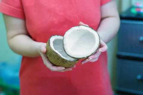 Hands holding a broken coconut Foto stock