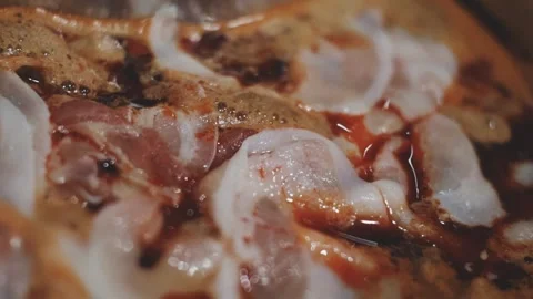 Hands holding chopsticks dipping a slice of pork into a bubbling shabu-shab.. Vidéo 343613976