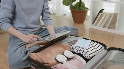 Hands holding digital tablet with application booking flight and hotel. 스톡 동영상 138795118