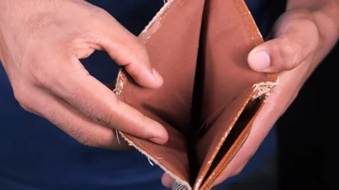 Hands holding empty worn-out wallet indicating financial crisis and poverty.. Vídeos de archivo 332880039